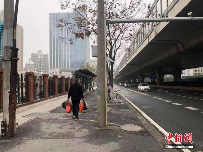 公共交通停运下的武汉：市民选择单车或步行购物
