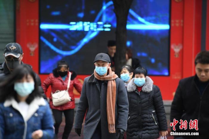 重庆启动重大突发公共卫生事件I级响应 民众戴口罩出行。陈超 摄