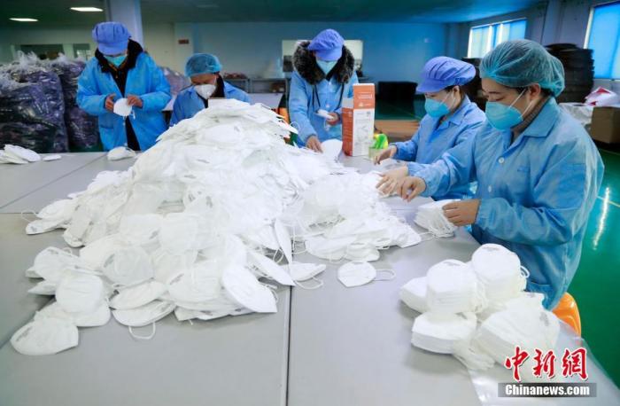 1月24日，上海郊区奉贤一家专业生产KN95口罩的工厂内，工人加班加点生产口罩。新型冠状病毒感染的肺炎疫情扩散，防护口罩成为紧俏商品，市场需求陡然上涨，一时间供不应求。上海的口罩生产厂家，召回技术骨干和部分工人，并聘请临时工，春节假期开启全天候生产模式。劳作了一年的外来务工人员，或放弃与家人团聚，或从家中即刻返回。<a target='_blank' href='http://www.chinanews.com/'>中新社</a>记者 汤彦俊 摄