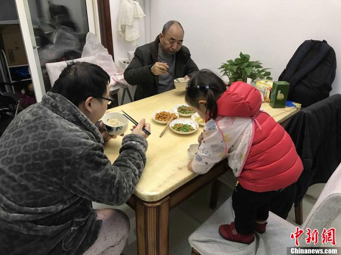 武汉市民家中的简单年夜饭。<a target='_blank' href='http://www.chinanews.com/'>中新社</a>记者 张芹 摄