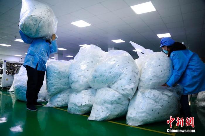 1月24日，上海郊区奉贤一家专业生产KN95口罩的工厂内，工人加班加点生产口罩。新型冠状病毒感染的肺炎疫情扩散，防护口罩成为紧俏商品，市场需求陡然上涨，一时间供不应求。上海的口罩生产厂家，召回技术骨干和部分工人，并聘请临时工，春节假期开启全天候生产模式。劳作了一年的外来务工人员，或放弃与家人团聚，或从家中即刻返回。<a target='_blank' href='http://www.chinanews.com/'>中新社</a>记者 汤彦俊 摄
