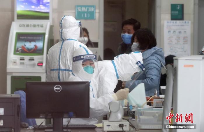 月26日，市民在北京佑安医院发热门诊就诊。目前，北京市发热门诊增至101家，新型冠状病毒感染的肺炎救治定点医院20家。中新社记者 张宇 摄