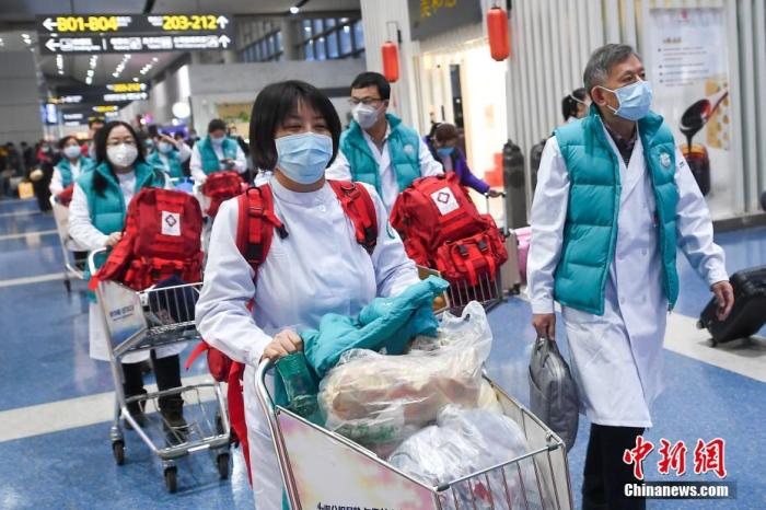 资料图：医疗队奔赴湖北开展新型冠状病毒感染的肺炎医疗救治工作。中新社记者 武俊杰 摄