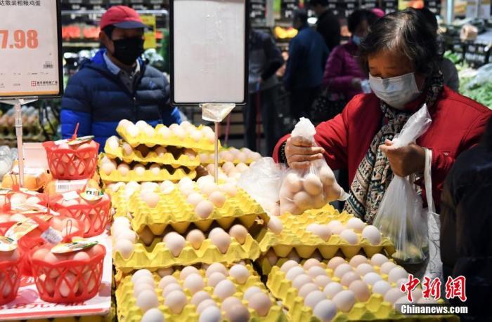 1月27日，农历正月初三，在福州市区一家大型超市，市民戴口罩选购禽蛋。<a target='_blank' href='http://www.chinanews.com/'>中新社</a>记者 刘可耕 摄