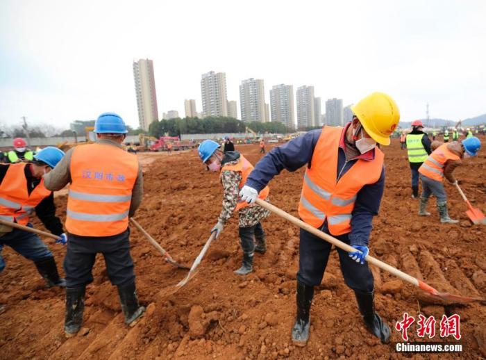 1月27日，位于武汉市蔡甸区知音湖大道的火神山医院建设现场，建筑工人正紧张施工中。/p中新社记者 刘震 摄