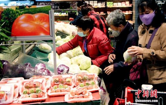 1月27日，农历正月初三，在福州市区一家大型超市，市民戴口罩选购蔬菜。<a target='_blank' href='http://www.chinanews.com/'>中新社</a>记者 刘可耕 摄