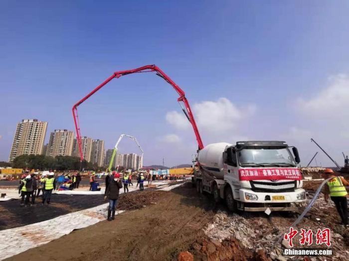 1月28日，武汉市连日阴雨后迎来了阳光。在武汉火神山医院项目工地上，施工人员正在加紧施工。<a target='_blank' href='http://www.chinanews.com/'>中新社</a>记者 许名波 摄