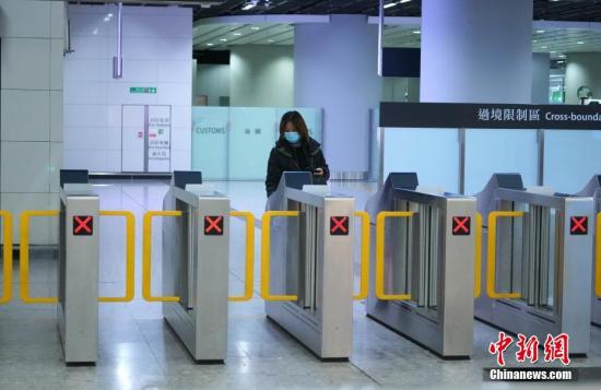 资料图为1月26日旅客搭乘高铁抵达香港西九龙站的照片。<a target='_blank' href='http://www.chinanews.com/'>中新社</a>记者 张炜 摄