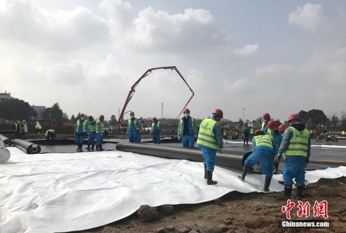 1月28日，武汉市连日阴雨后迎来了阳光，在武汉火神山医院项目工地上，施工人员正在加紧施工。中新社记者 全安华 摄