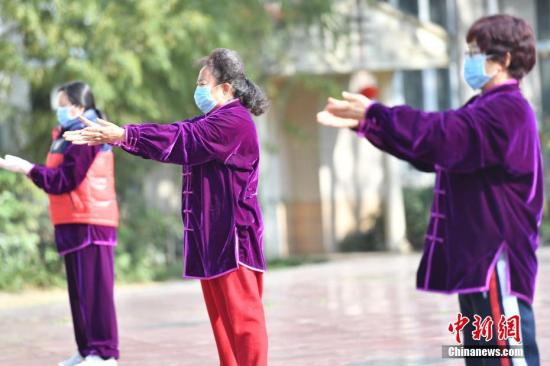 Chinese residents spend more time in physical exercise and online activities: national survey