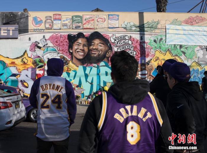 当地时间1月28日，球迷们来到洛杉矶一处绘有科比·布莱恩特及其二女儿吉安娜的壁画前寄托哀思。 <a target='_blank' href='http://www.chinanews.com/'>中新社</a>记者 刘关关 摄