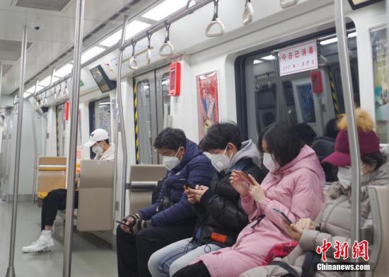 1月29日，受新型冠状病毒感染的肺炎疫情影响，北京地铁6号线车厢内乘客们戴口罩乘车。 <a target='_blank' href='http://www.chinanews.com/'>中新社</a>记者 贾天勇 摄