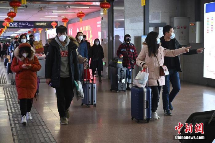 1月30日，北京西站，旅客佩戴口罩出站。当天是农历大年初六，春运即将迎来返程高峰。由于受到新型冠状病dupoison感染的肺炎疫情影响，从北京西站出站的旅客基本全部佩戴口罩。 中新社记者 张兴龙 摄