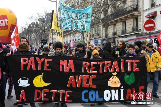 当地时间1月29日，巴黎万余人继续走上街头，坚持抗议游行，响应罢工，反对政府推动的退休制度改革。<a target='_blank' href='http://www.chinanews.com/'>中新社</a>记者 李洋 摄