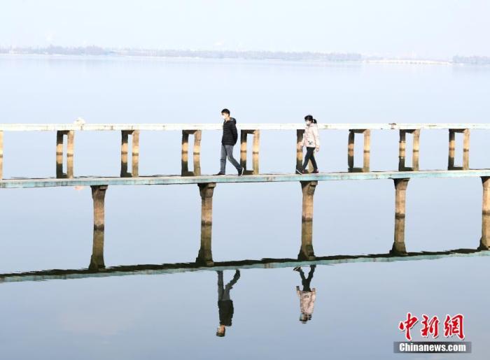 图为在东湖边散步的市民。<a target='_blank' href='http://www.chinanews.com/'>中新社</a>记者 安源 摄