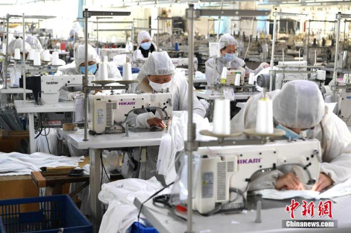 资料图：工人在生产线上工作。<a target='_blank' href='http://www.chinanews.com/'>中新社</a>记者 王东明 摄