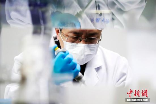 A researcher demonstrates the process of novel coronavirus mRNA vaccine development. (Photo/China News Service)