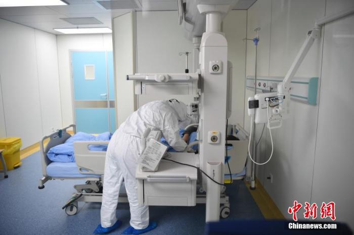 2月1日，身着防护服的医护人员在负压病房照顾病人。 <a target='_blank' href='http://www.chinanews.com/'>中新社</a>记者 刘冉阳 摄