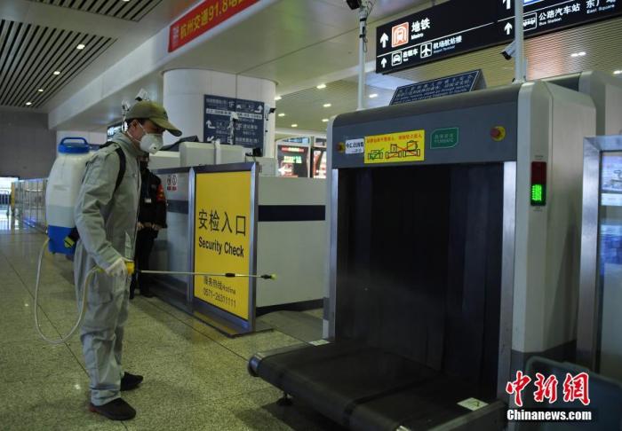 2月1日，工作人员为安检设备消毒。<a target='_blank' href='http://www.chinanews.com/'>中新社</a>记者 李晨韵 摄