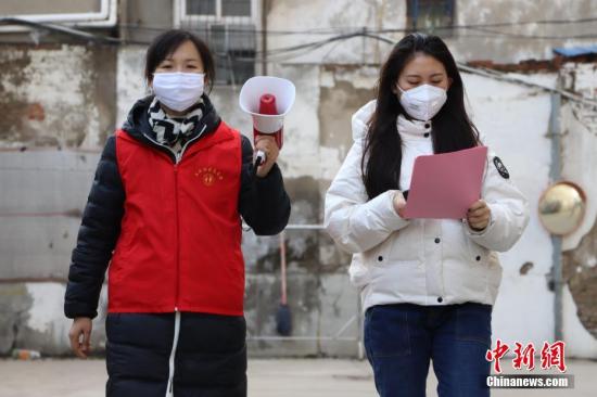 2月2日，安徽省合肥市包河区王卫社区，社区志愿者为居民进行疫情防控宣传。 中新社发 周嘉莉 摄