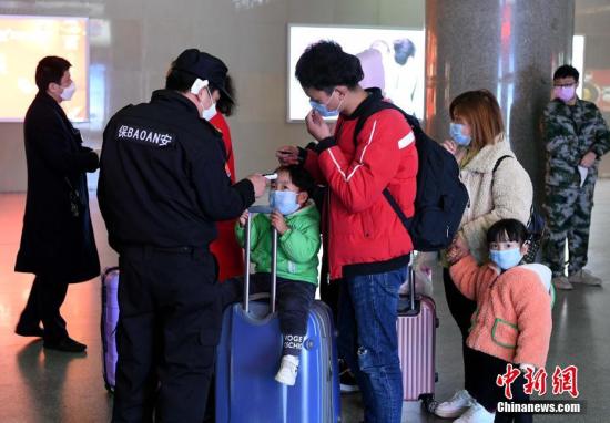 2月2日，福州火车站，安保工作人员为出站旅客测量体温。<a target='_blank' href='http://www.chinanews.com/'>中新社</a>记者 王东明 摄