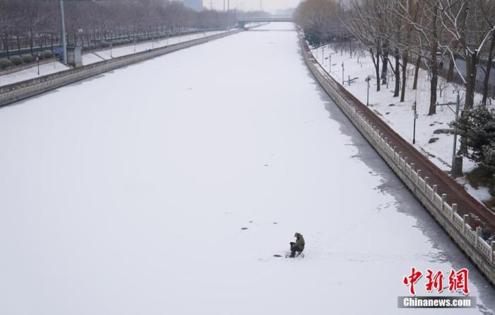 2月2日，北京迎来农历鼠年首场降雪。一市民在昆玉河上凿冰钓鱼。<a target='_blank' href='http://www.chinanews.com/'>中新社</a>记者 苏丹 摄