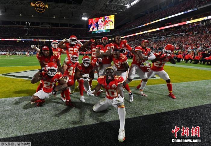 2020年NFL超级碗总决赛在迈阿密的硬石球场举行，堪萨斯城酋长队逆转夺冠。在第四节10比20落后的情况下酋长队疯狂反扑，马霍姆斯带领球队完成三次达阵，他们最终以31比20战胜旧金山49人队夺冠。