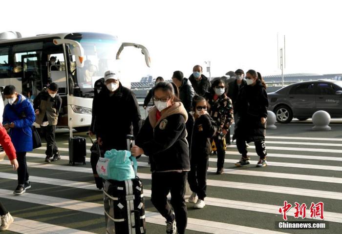 图为台胞抵达武汉天河国际机场准备乘机。<a target='_blank' href='http://www.chinanews.com/'>中新社</a>记者 安源 摄