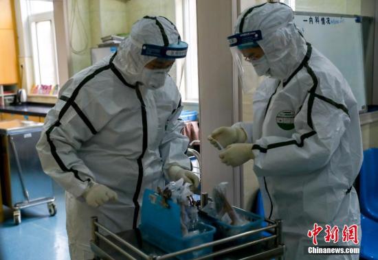 资料图：医院隔离病房内，两名医务人员核对患者药品。<a target='_blank' href='http://www.chinanews.com/'>中新社</a>记者 张畅 摄