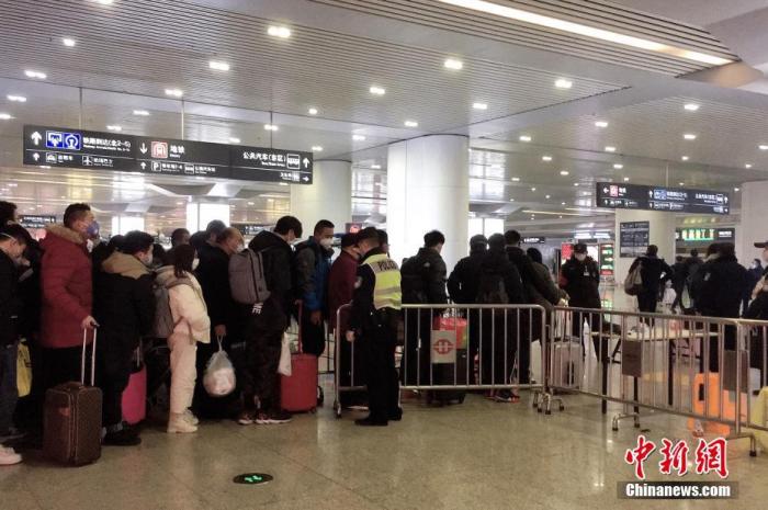 2月2日，工作人员对杭州东站出站旅客进行信息登记。<a target='_blank' href='http://www.chinanews.com/'>中新社</a>记者 钱晨菲 摄