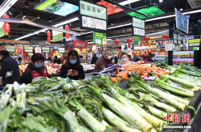 资料图：多位市民佩戴口罩购买蔬菜。 <a target='_blank' href='http://www.chinanews.com/'>中新社</a>记者 李晨韵 摄