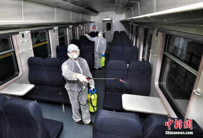 2月2日，中国铁路乌鲁木齐局集团有限公司疾控中心消杀科站车消杀队对车体内对坐席喷洒消毒液。/p中新社发 摆风亮 摄