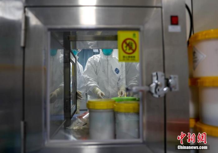 2月4日，武汉市疾控中心检测组工作人员进行病毒检测。武汉市疾控中心是该市首批获准开展新型冠状病毒核酸检测的机构之一。位于该中心病原生物检验所的生物安全二级实验室（P2实验室）则是“绝对禁区”。图为武汉市疾控中心检测组工作人员进行病毒检测。