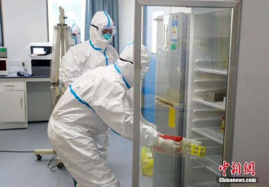 2月4日，武汉市疾控中心检测组工作人员进行病毒检测。武汉市疾控中心是该市首批获准开展新型冠状病毒核酸检测的机构之一。位于该中心病原生物检验所的生物安全二级实验室(P2实验室)则是“绝对禁区”。<a target='_blank' href='http://www.chinanews.com/'>中新社</a>记者 张畅 摄
