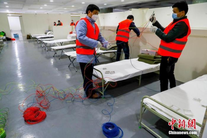 武汉首批“方舱医院”基本建成 医护人员设备陆续抵达