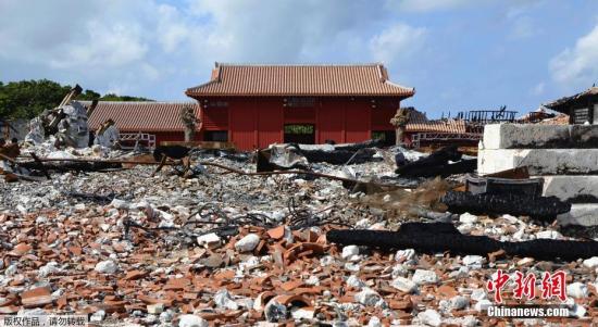 当地时间2月4日，日本冲绳首里城被烧毁的残骸区域首次对媒体公开，残骸内遍布被烧焦的柱子与变形的钢筋。