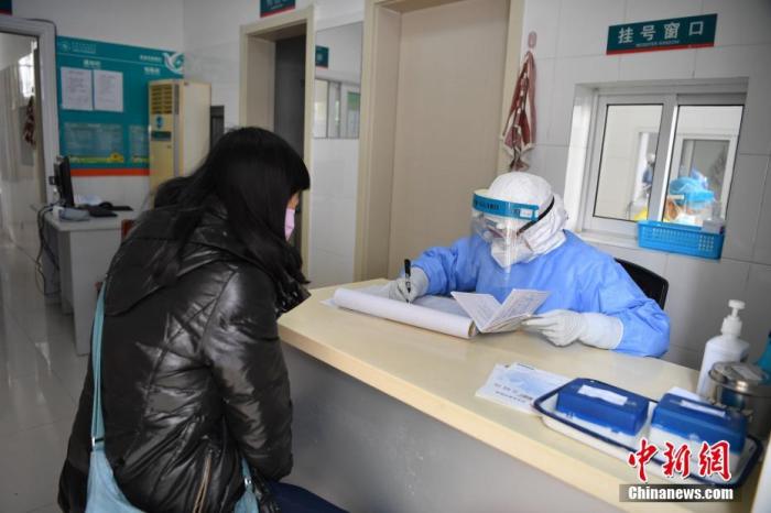 2月6日，昆明市延安医院发热门诊的医护人员在接诊病人。当日，记者探访昆明医院的战“疫”一线。<a target='_blank' href='http://www.chinanews.com/'>中新社</a>记者 刘冉阳 摄
