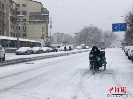 2月6日，鼠年后北京的第二场降雪仍在持续。<a target='_blank' href='http://www.chinanews.com/' >中新网</a>记者 李雨昕 摄