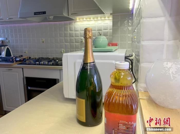 在其位于汉阳区住所里医疗物资摊放屋内走廊两侧，空荡的厨房酒吧台上一瓶未开封的法国香槟格外显眼。<a target='_blank' href='http://www.chinanews.com/'>中新社</a>记者 杨程晨 摄