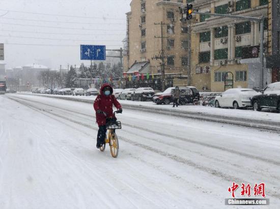 资料图:民众戴口罩冒雪出行。<a target='_blank' href='http://www.chinanews.com/' >中新网</a>记者 李雨昕 摄 资料图:民众戴口罩冒雪出行。<a target='_blank' href='http://www.chinanews.com/' >中新网</a>记者 李雨昕 摄