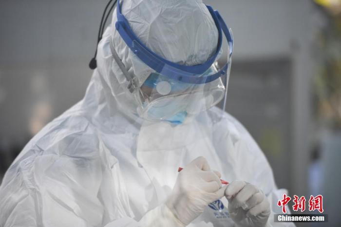 2月6日，昆明市第一人民医院(南区)的医务工作者进行新型冠状病毒核酸检测。当日，记者探访昆明医院的战“疫”一线。<a target='_blank' href='http://www.chinanews.com/'>中新社</a>记者 刘冉阳 摄
