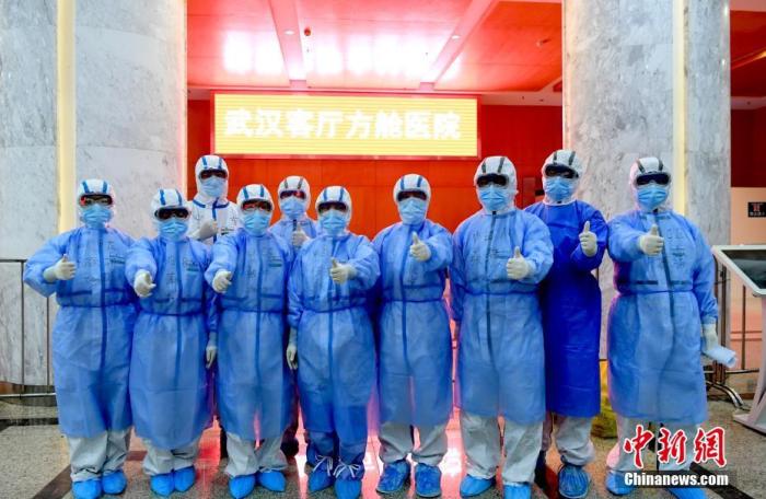 资料图：武汉“方舱医院”医护人员在进入病区前加油鼓劲。 安源 摄