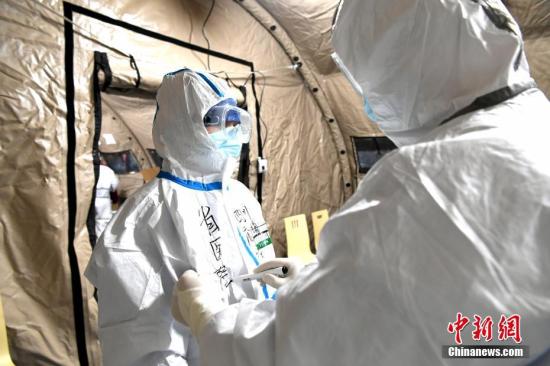 资料图:医护人员在防护服上标注识别名称。 安源 摄 资料图:医护人员在防护服上标注识别名称。 安源 摄