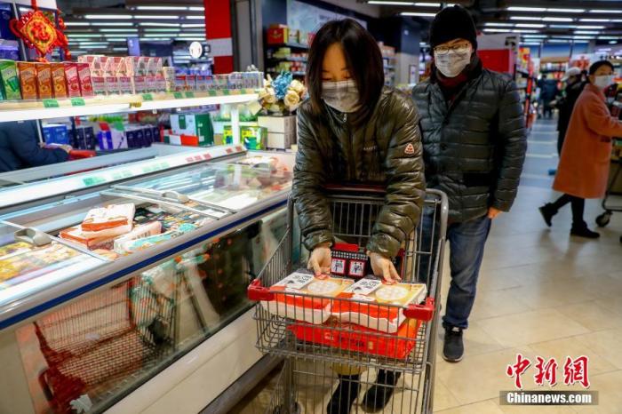 资料图：武汉市民戴口罩在超市购物。<a target='_blank' href='http://www.chinanews.com/'>中新社</a>记者 张畅 摄