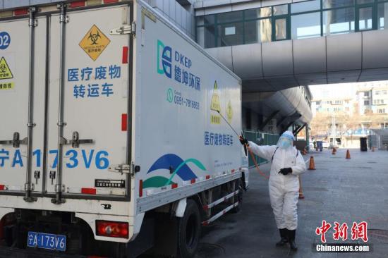 资料图：<strong>工作</strong>人员对医疗废物转运车辆进行消毒	。武汉市前期积存的192吨医疗废物已全部清运处置完毕。受疫情防控开展的消杀工作等影响， 中新社记者 李佩珊 摄