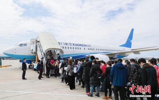 2月9日下午，厦门两支医疗队264人乘坐两个包机航班，启程驰援湖北武汉战“疫”。图为医护人员登机。 <a target='_blank' href='http://www.chinanews.com/'>中新社</a>发 贺晟 摄