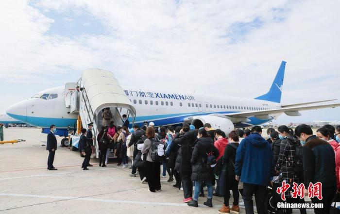 2月9日下午，厦门两支医疗队264人乘坐两个包机航班，启程驰援湖北武汉战“疫”。图为医护人员登机。 中新社发 贺晟 摄
