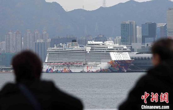 资料图：2020年2月9日，市民在隔岸观看“世界梦号”邮轮。停泊在香港启德码头的“世界梦号”邮轮的检疫程序完成，卫生防护中心说，3600多名旅客及船员傍晚可以陆续落船。营办邮轮的“星梦邮轮”表示，“世界梦号”会暂停营运。而香港卫生防护中心表示，香港再多3宗新型肺炎确诊个案，包括一名24岁男子及他的外婆，至今累计共有29宗确诊个案。 <a target='_blank' href='http://www.chinanews.com/'>中新社</a>记者 洪少葵 摄