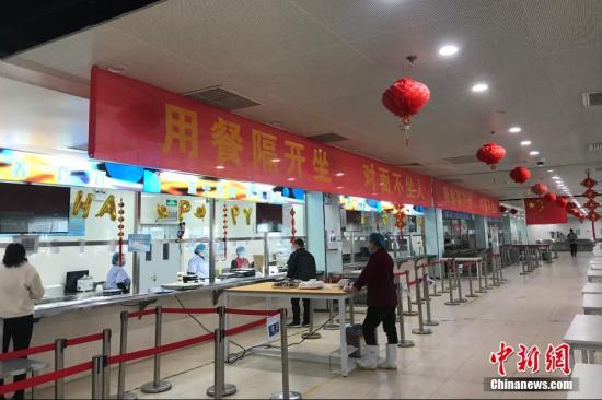 2月10日，河北霸州云谷电子科技有限公司食堂要求员工就餐隔开就座。<a target='_blank' href='http://www.chinanews.com/'>中新社</a>发 张洎 摄