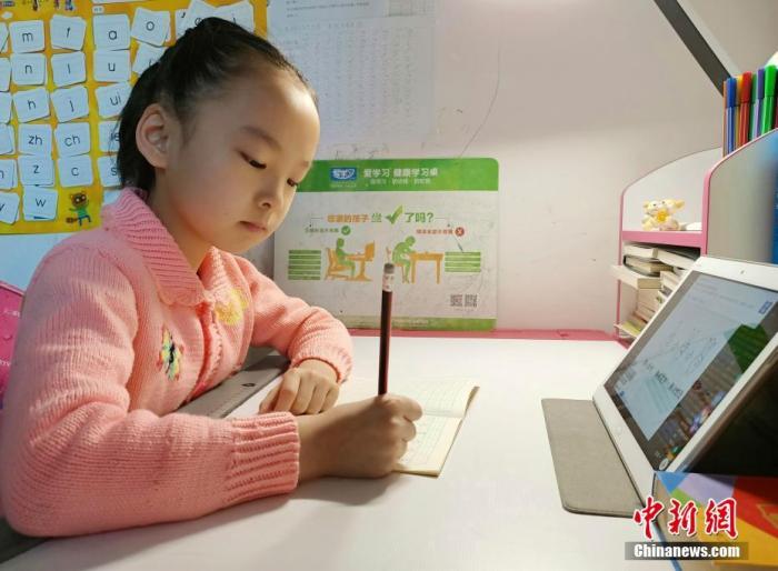 武汉市中小学今起全面开展在线教学